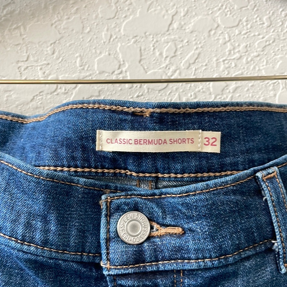 Levi’s Women’s Classic Bermuda Cutoff Denim Shorts High Rise Medium Wash Size 32 - Picture 4 of 10
